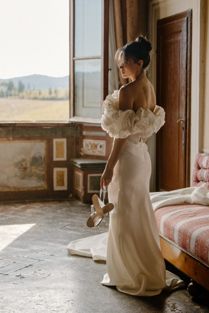 Destination wedding in Tuscany Italy - Destination wedding dress - traveling with your wedding dress - destination wedding photographer