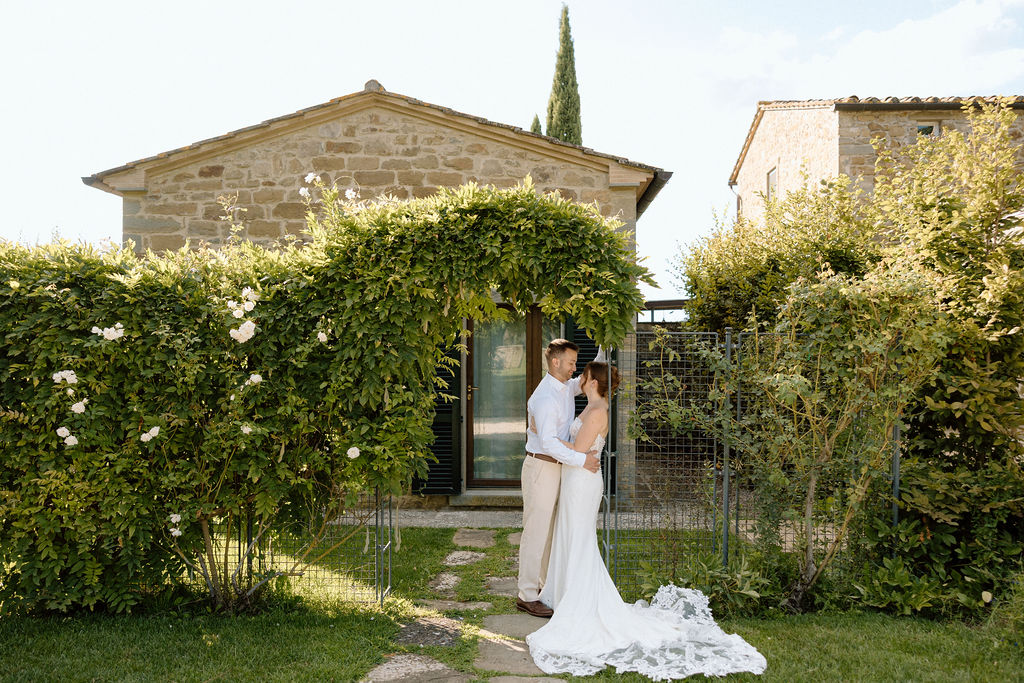 Couple sharing golden-hour portraits at Villa di Piazzano, captured in soft sunset light overlooking the Tuscan countryside.
